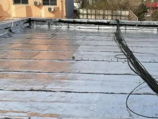 阿勒泰地卫生间漏水维修公司分享下阿勒泰地屋面楼顶防水刚性防水层施工要点。